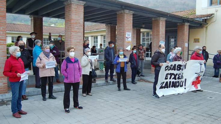 Nafarroako Osasun Plataformak deituta larunbatean Iruñean eginen den manifestaziora joateko deia egin dute Lesakan