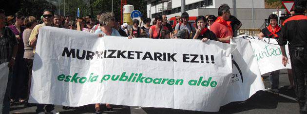 Irakaskuntzako murrizketen kontrako protesta jendetsua egin zuten Lekarozen, Gobernuko ordezkarien bixita aprobetxatuz