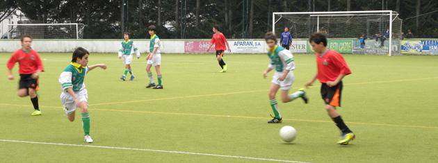 Baztango infantilak nagusitu ziren Beti Gazteren kontrako futbol derbian