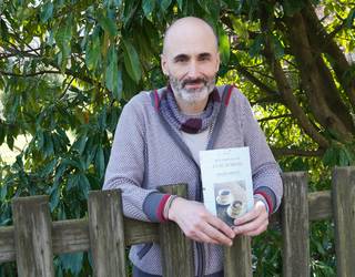 «Eguneroko diziplinatik emozioetara salto egiteko bidea da poesia»