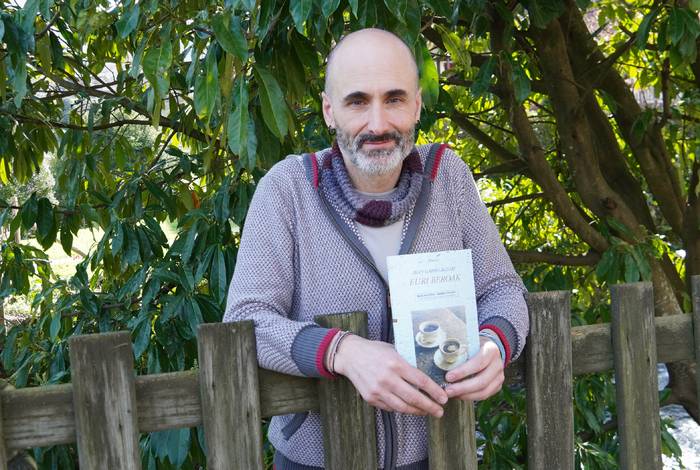 «Eguneroko diziplinatik emozioetara salto egiteko bidea da poesia»