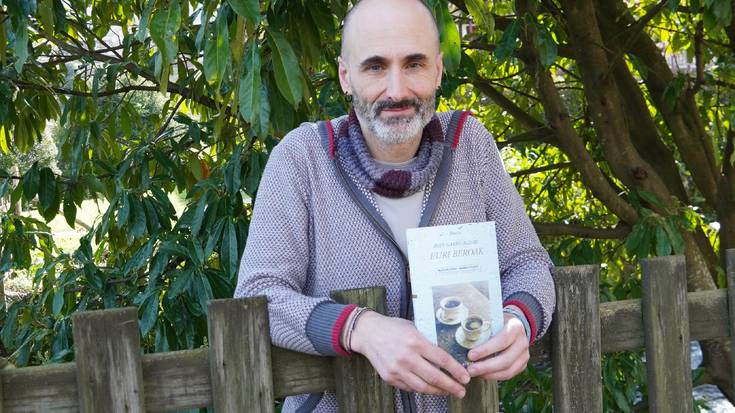 «Eguneroko diziplinatik emozioetara salto egiteko bidea da poesia»