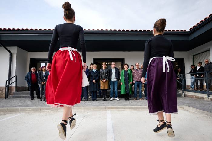 Enplegu agentziaren eta Ogasuneko bulegoaren egoitza berria estreinatu dute Donezteben