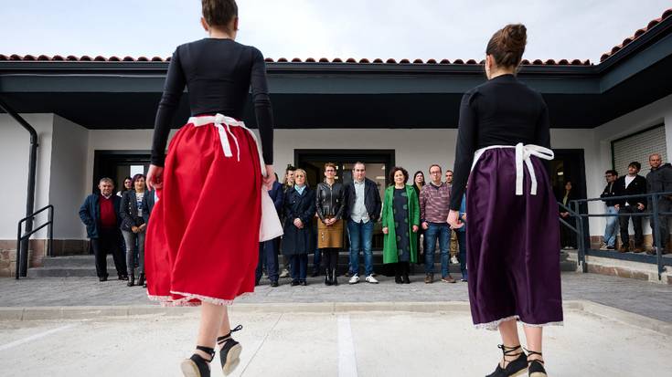 Enplegu agentziaren eta Ogasuneko bulegoaren egoitza berria estreinatu dute Donezteben