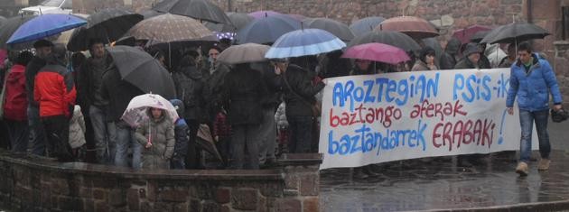Aroztegiko UGPSa salatzeko elkarretaratzea egin dute Lekarozen