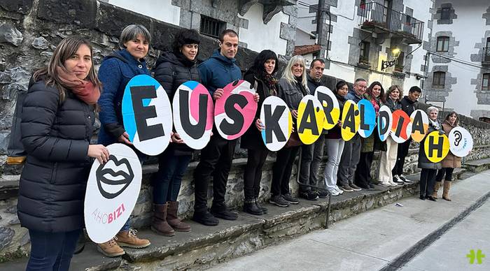 Euskaraldiko txapak ostegunean eta ostiralean banatuko dituzte Areson eta Leitzan