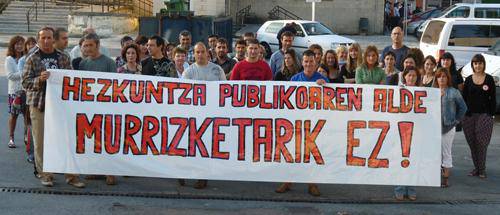 Murrizketen kontra protestak egiten ari dira eskualdeko irakasleak