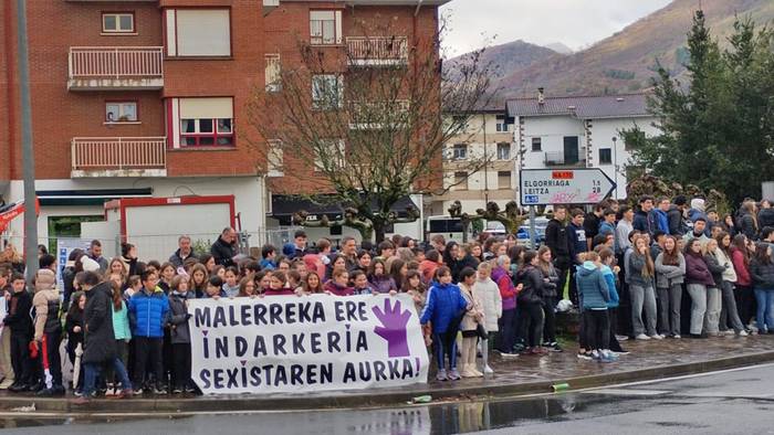 Sexu jazarpena jasan duen emakumeari babesa adierazi diote Malerrekako Mankomunitateko Prebentzio Batzordeak eta Malerreka-Bertizaranako talde feministak