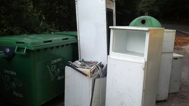 Traste handiak eta altzari zaharrak doan eramaten dituzte etxetik Bortzirietako Hiri Hondakinen Mankomunitatera deituta