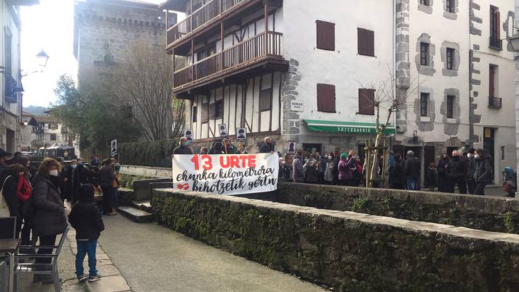 13 urte kartzelan bete dituzten herriko presoen aldeko elkarretaratzea egin dute Lesakan