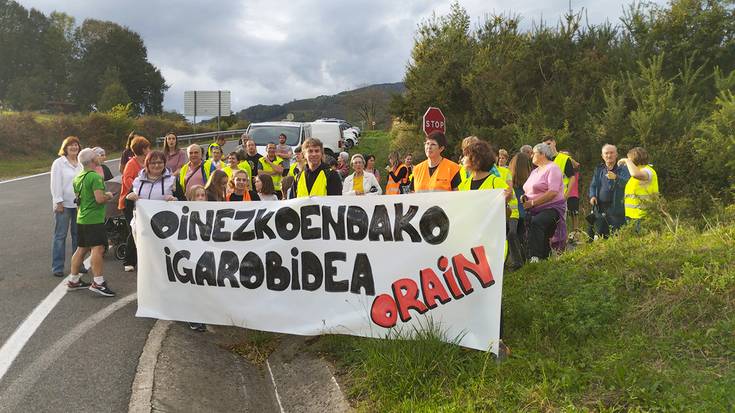 60 lagun elkartu dira Lekarozen oinezkoendako igarobidea eskatzeko