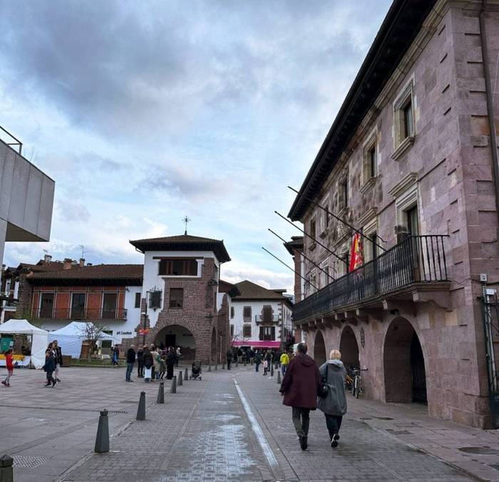 Larunbat gauetik igande eguerdira artio ezin izanen da Elizondoko Jaime Urrutia karrikan aparkatu