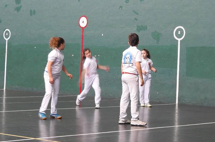 Arkupeko eskuz binakako pilota txapelketako final laurdenak jokatuko dituzte infantilek Iruritan eta benjaminek Legasan