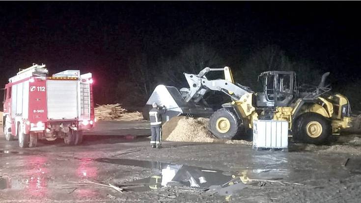 Aranoko Irakurri poligonoan su hartu duen makina bat itzali dute bart gauean Goizuetako suhiltzaileek