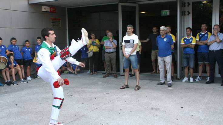 Undiano Mallenco nazioarteko futbol-epaile nafarra omendu dute Lesakan