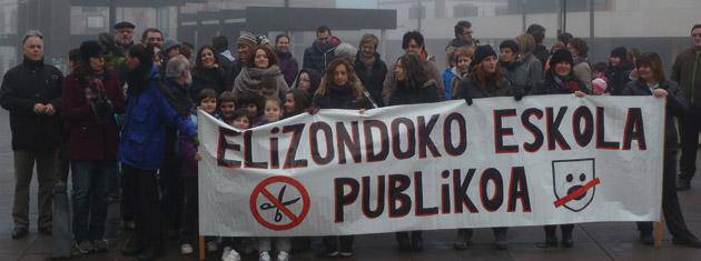 Elizondoko eskola publikoan ere murrizketen kontra elkarretaratzen hasi dira