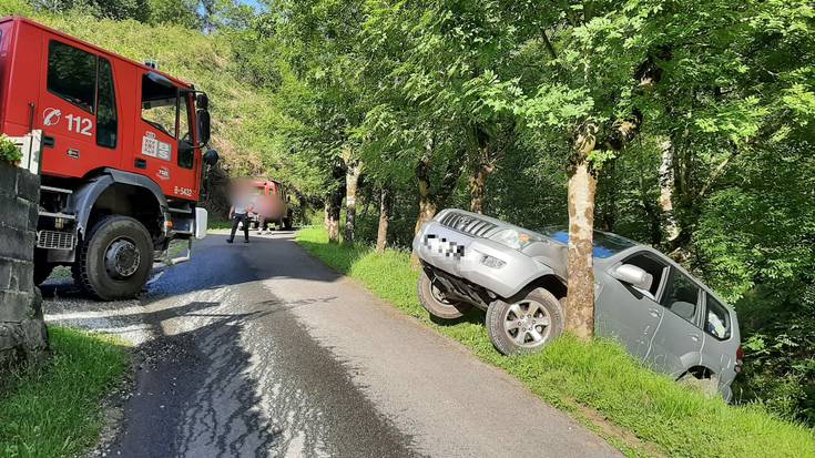 Goizuetako suhiltzaile boluntarioek bidetik atera den ibilgailua lagundu dute