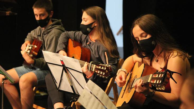 Berako Musika Eskolak astelehenean emandako kontzertua iruditan