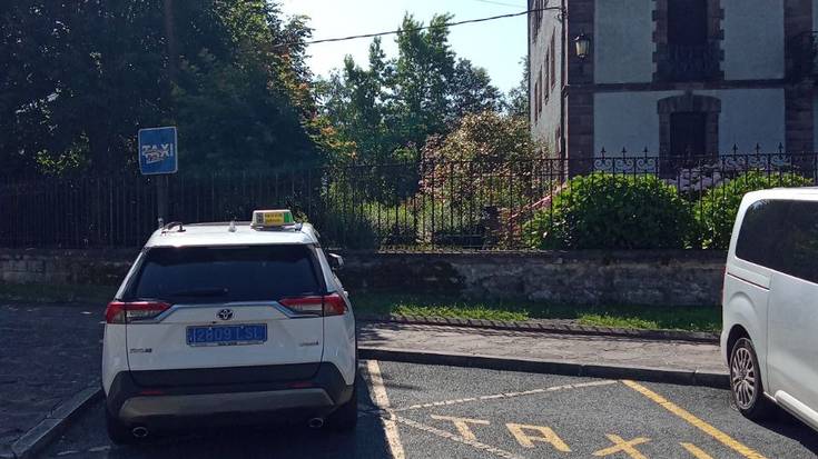 Baztanen taxi aparkalekuetan aparkatzeagatik isuna jarriko dute