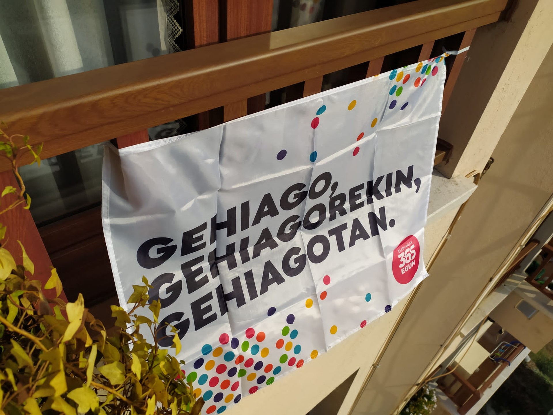 Euskaraldiaren banderatxoak leiho eta balkoietan jartzeko deialdia luzatu dute