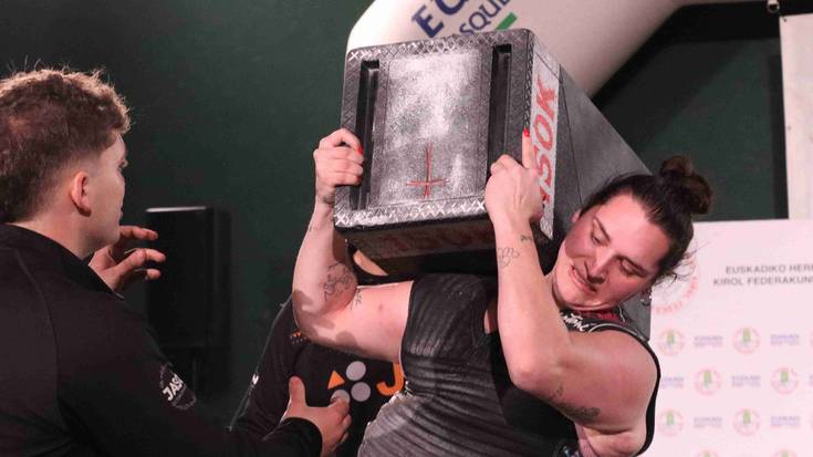 [ARGAZKIAK] Estefi Etxebestek bi aldiz bizkarreratu du 150 kiloko harri laukizuzena