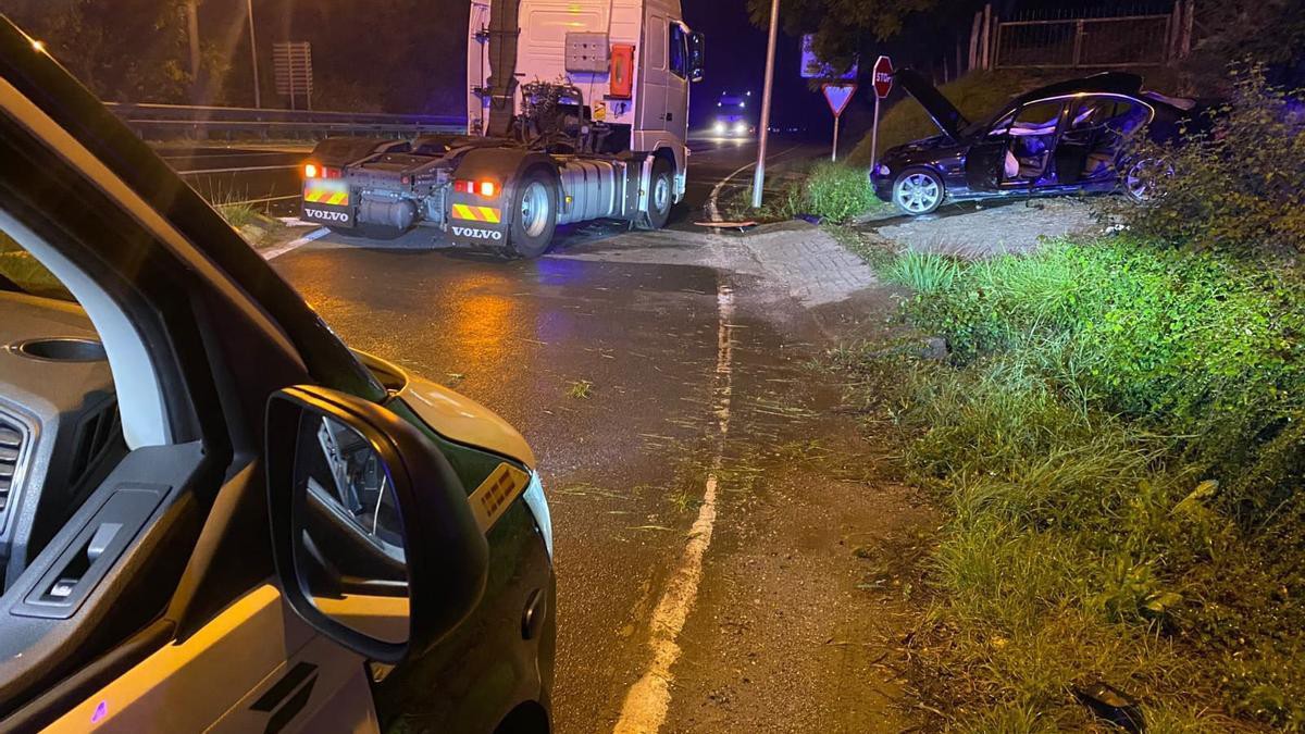 Kamioiaren eta autoaren arteko istripu larria izan da bart gauerdian Alkaiagan
