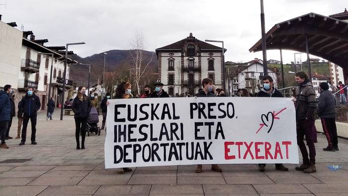 Euskal presoak etxeratzeko eskatuz bildu dira Elizondoko plazan