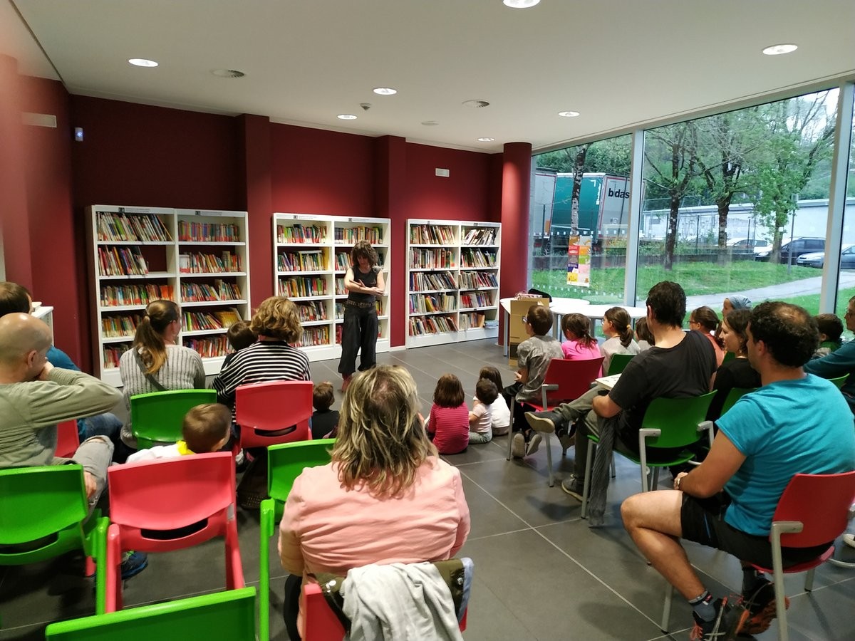 'Sagutxoak eta sorginak' Lesakako liburutegia girotzeko