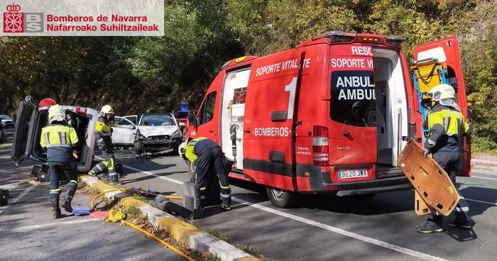 Lesakan Bereau ondoan izan den istripuaren ondorioz bi pertsona ospitaleratu dituzte