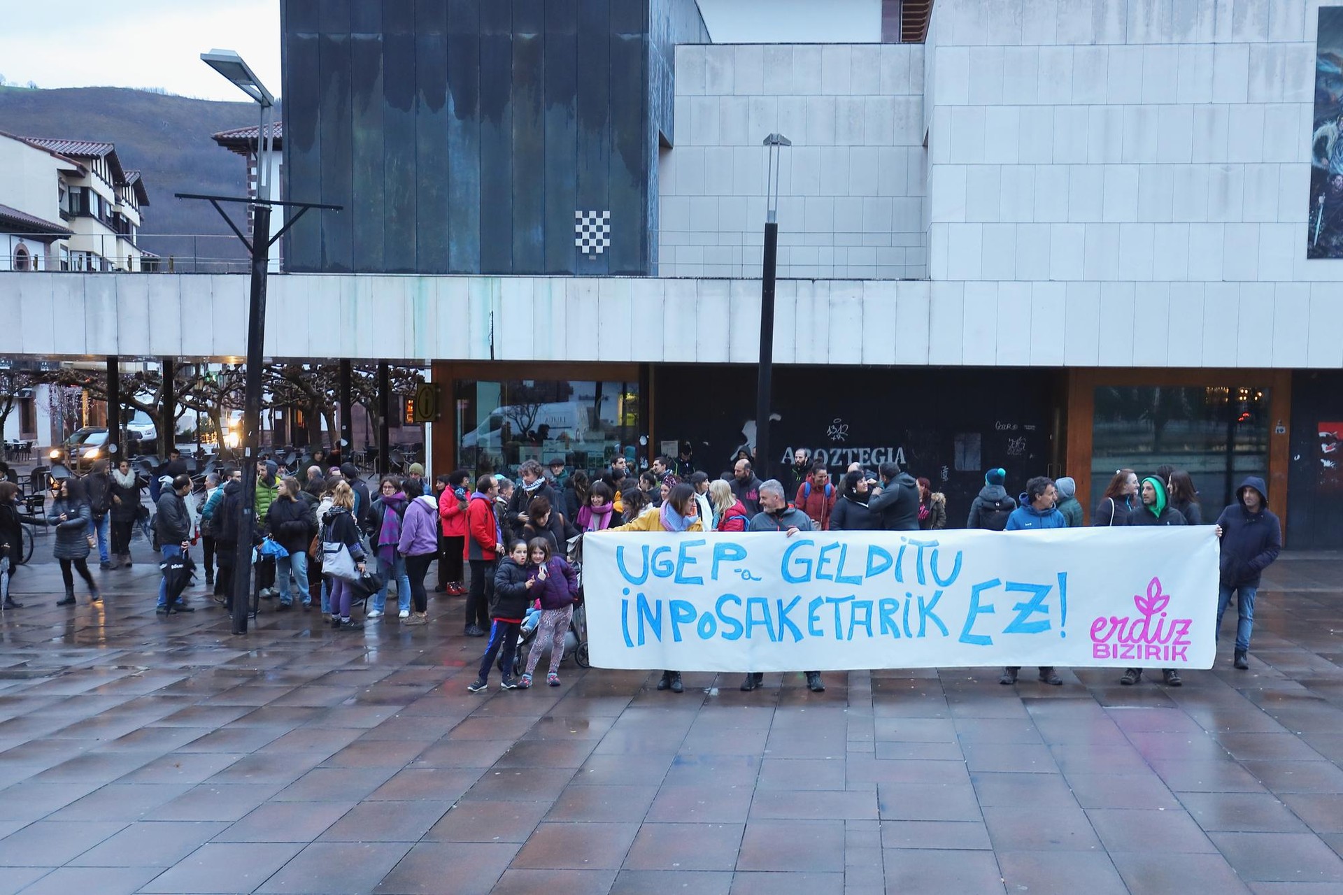 Jendetza bildu da Elizondoko plazan Erdizko UGEPa salatzeko