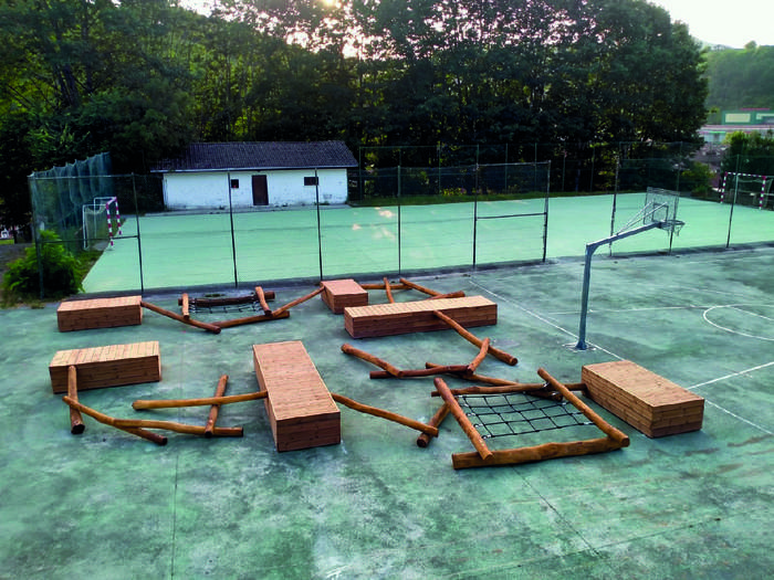 Lesakako Irain eskolako patioan jostaleku berriak paratu dituzte