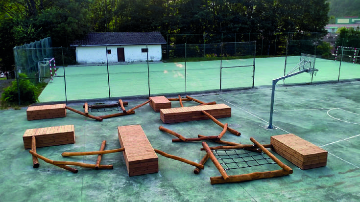 Lesakako Irain eskolako patioan jostaleku berriak paratu dituzte