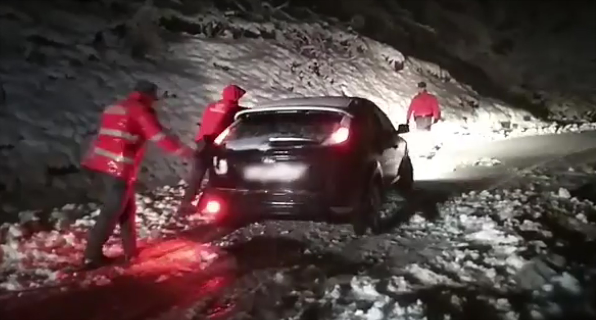 Elurraren ondorioz, trabatua gelditu den auto bat atera behar izan dute Artesiagan