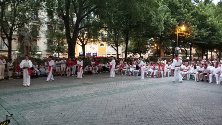 Gure Txokoako dantzariek erakustaldia eskaini dute Iruñeko Sanferminetan