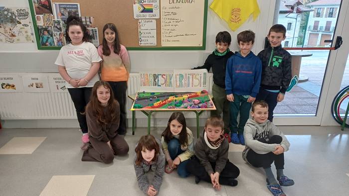 'Harresiak: atzo, gaur eta bihar' proiektua landu dute Almandozko eskolan