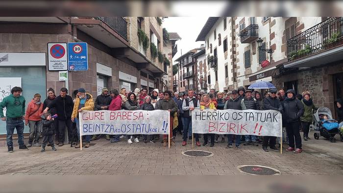 Hainbat herritarrek babesa adierazi diote Beintzako Ostatuari