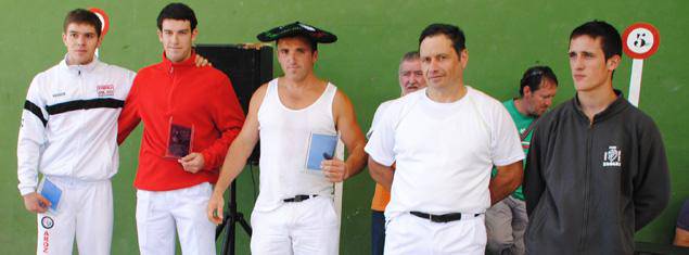 Miguel Angel Etxeberria eta Mikel Indakotxea aizkolariek mailaz igotzea lortu dute
