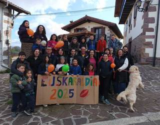 Euskaraldiaren aldeko argazkiak egiten hasi dira Baztango herrietan