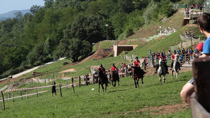 Giro ederrean joan dira Igantziko Irisarri auzoko San Juan bestak