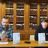 Hasier Larretxearen 'Guztia urruntzea da' poemarioaren irakurketa