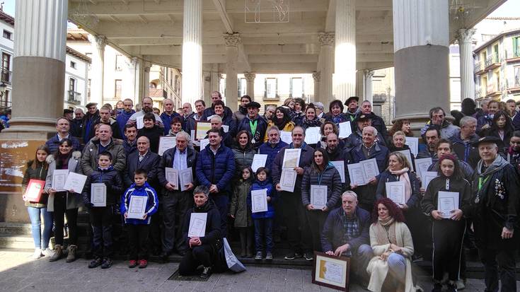 Aurten nazioartean saritutako Idiazabal gaztagileei aitortza egin diete Ordiziako Eguberrietako azokan