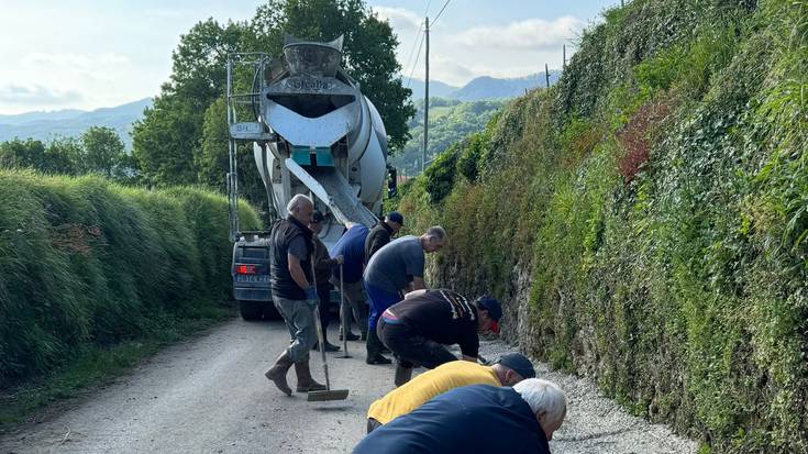 Auzolanean aritu dira Berako Garaitarreta auzoko bizilagunak