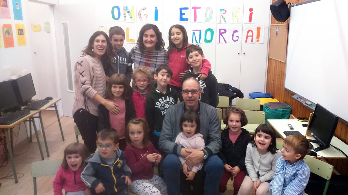 Pello Añorga ipuin kontalaria Saldiasko eskolan izan da