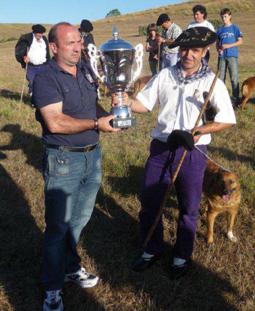Laugarren aldiz Nafarroako Artzain Txakur Txapelketan irabazle izan dira Antonio Alustiza aresoarra eta Ttiki txakurra
