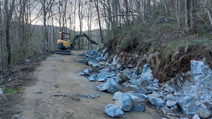 Arantzako Azkilarrea auzoko pista zabaltzeko lanak egiten ari dira