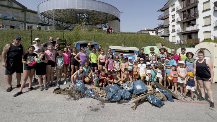 Berako Sastrako eta Zia errekak garbitu dituzte Labiaga ikastolako kideek