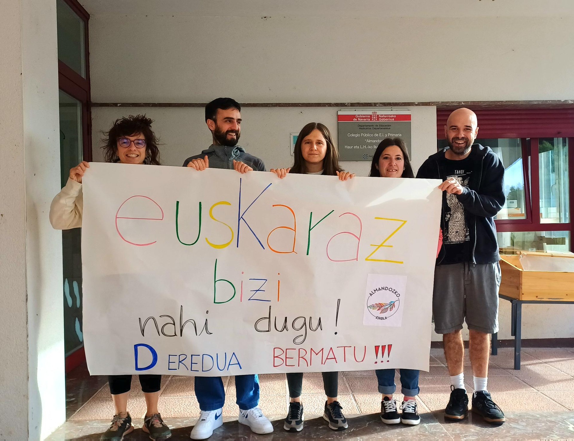 Almandozko eskolako langileek bat egin dute Lekaroz institutuko irakasleen aldarriekin
