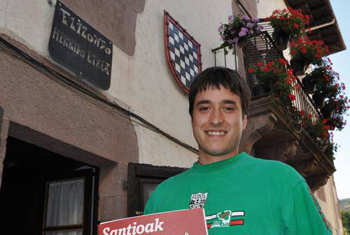 “Bestetako lanetan ehun pertsona  aritzea nahi dugu eta gazte jendea  sartu, erreleboa bilatzen dugulako”