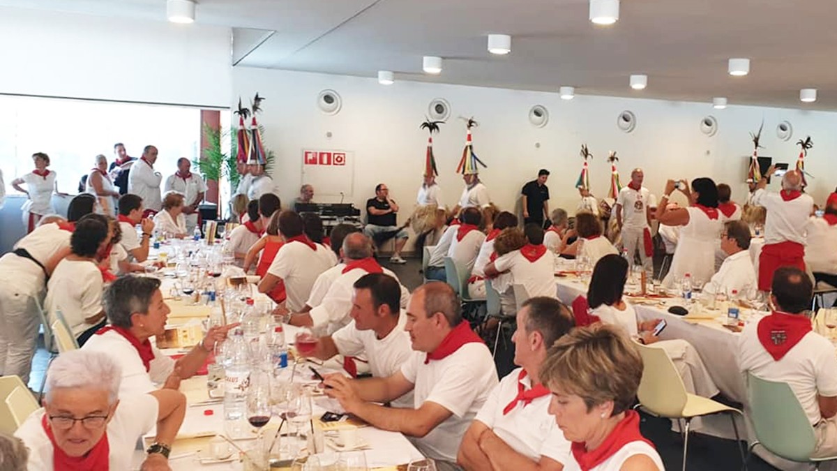 'San Fermin kantu zaharren bazkaria' antolatu du Angel Mariezkurrenak larunbatean Iruñean