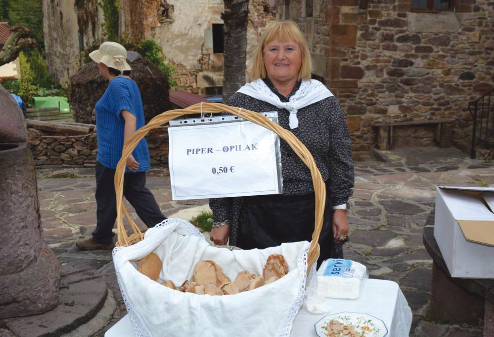 «Urtero urtero beztitu naiz mozorro, tapa-tapa egin eta martxa festara»